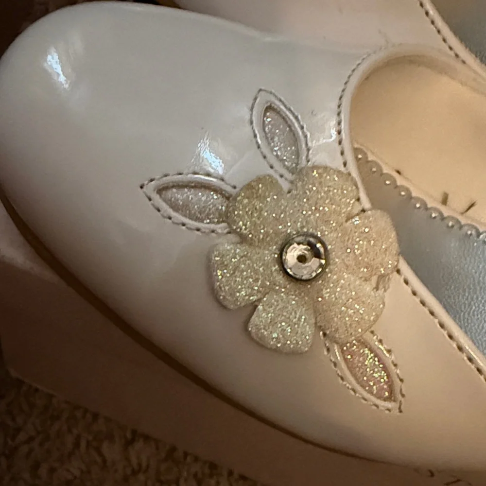 Elegant White Kids Dress Shoes with Floral Accents - Picture 2 of 4